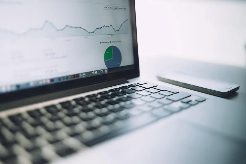 Laptop menampilkan grafik dan diagram lingkaran