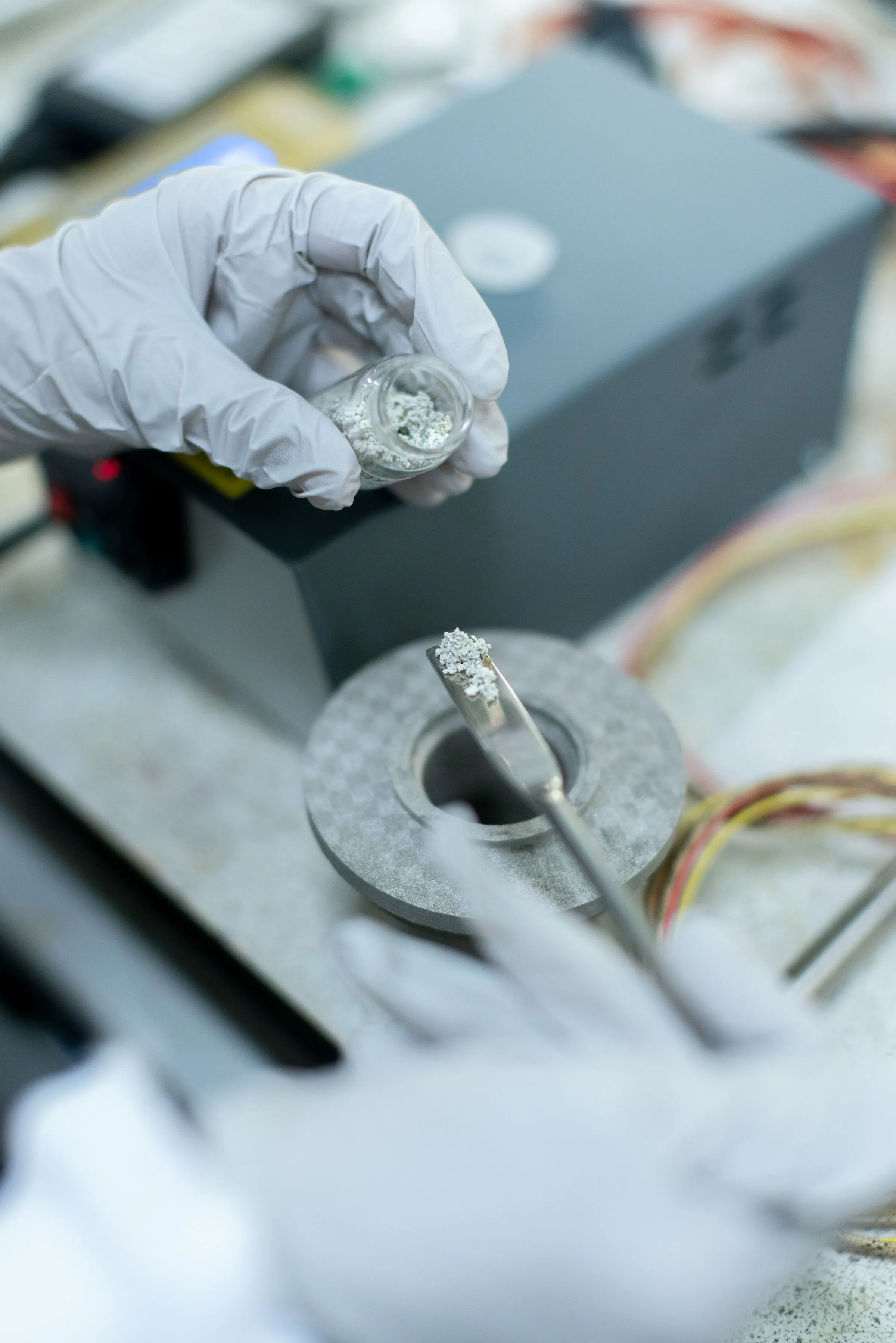 Insinyur memeriksa sampel logam di laboratorium
