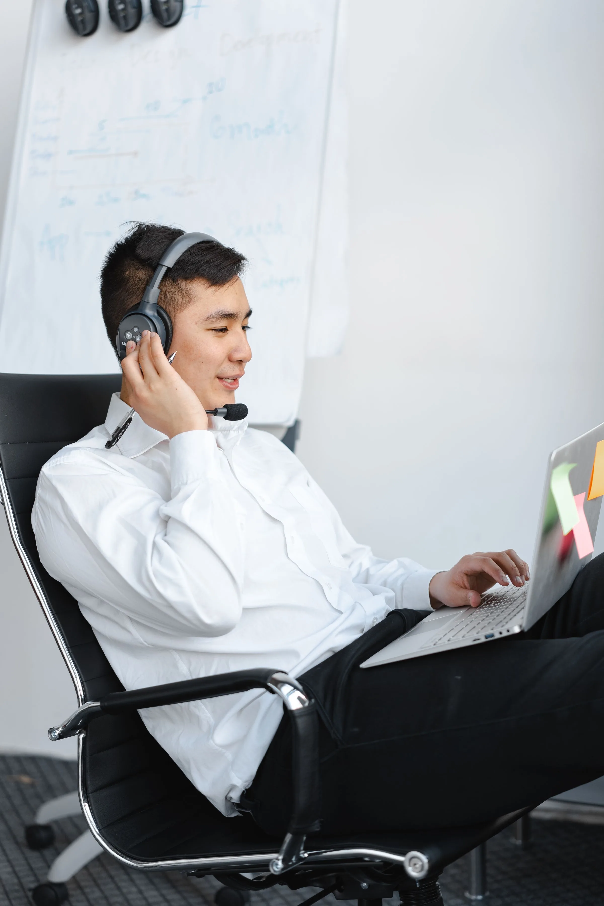 Pria bekerja dengan laptop di meja kantor