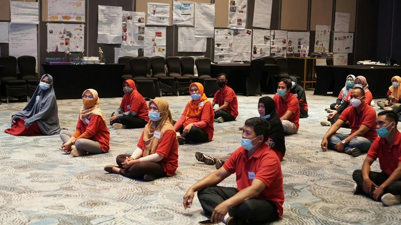 Peserta duduk lesehan mengikuti sesi pelatihan di ruang serbaguna