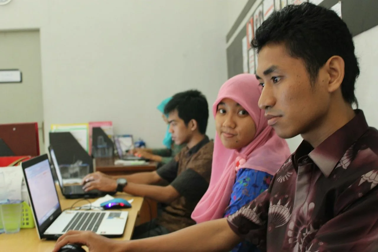 Peserta mengikuti kelas pelatihan di ruang komputer