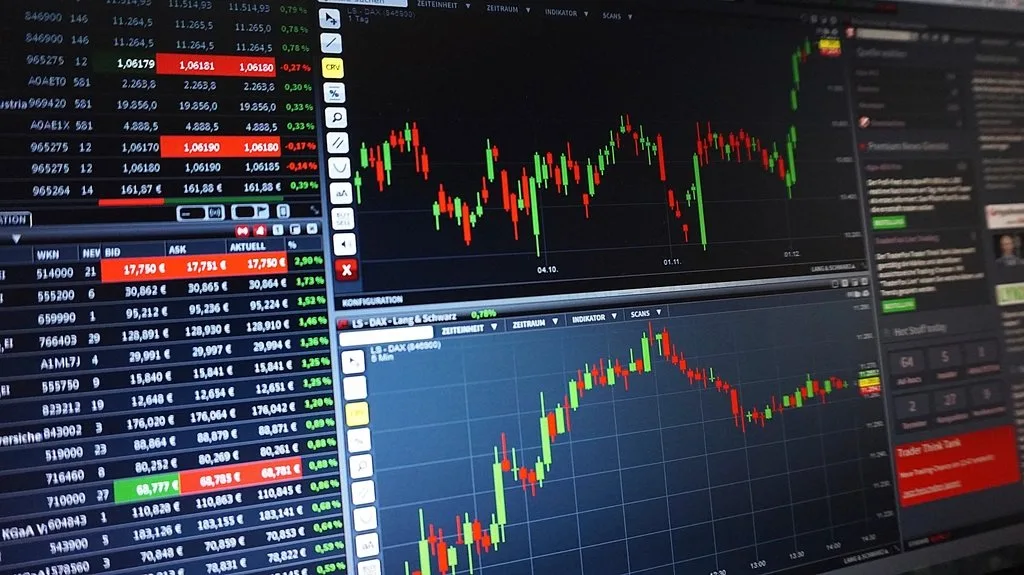 Layar berisi grafik candlestick dan tabel kurs