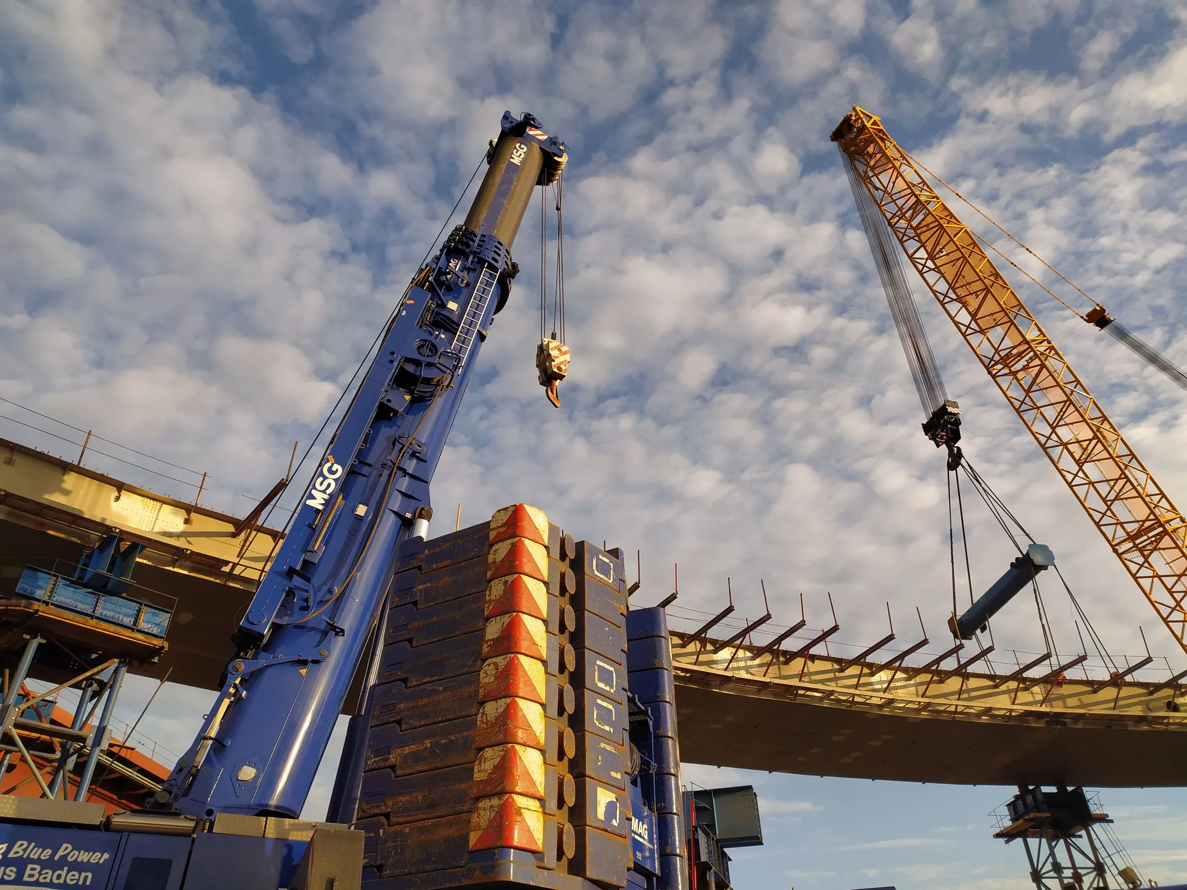 Crane di lokasi proyek konstruksi