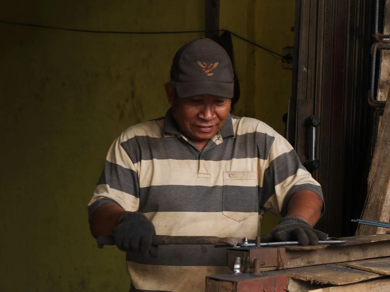 Pekerja bengkel bekerja dengan peralatan