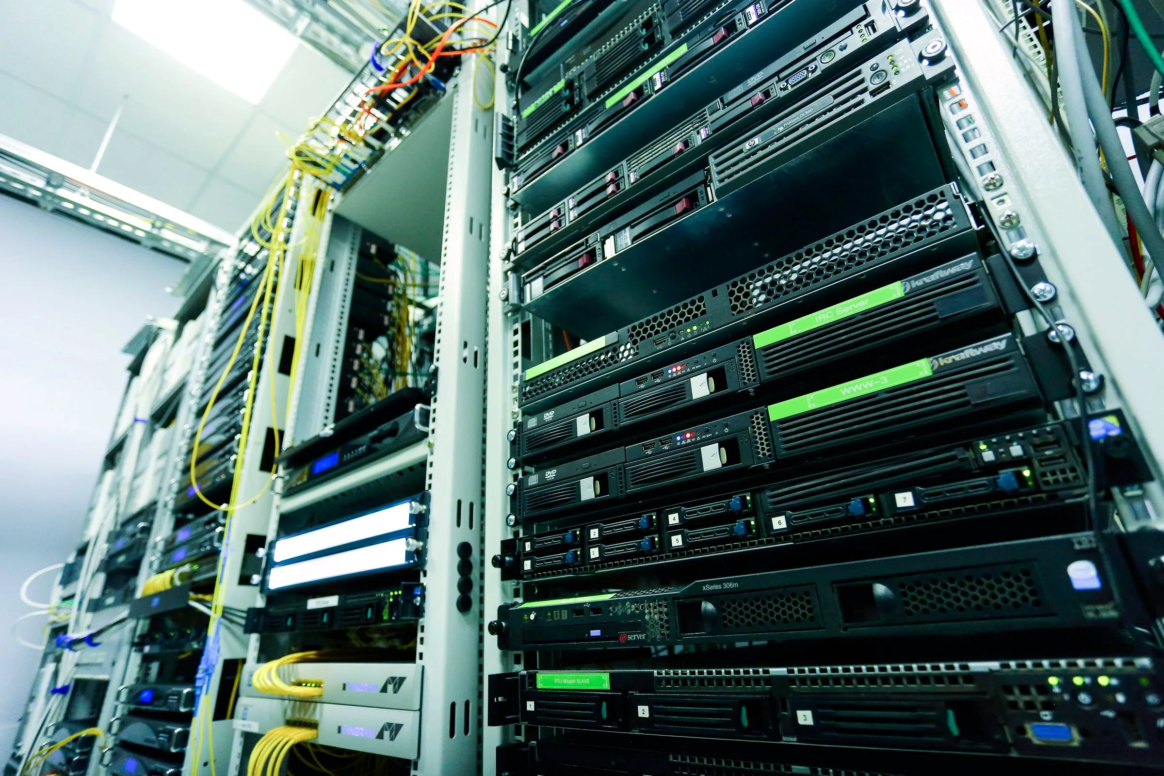 Perangkat server tersusun di dalam rak