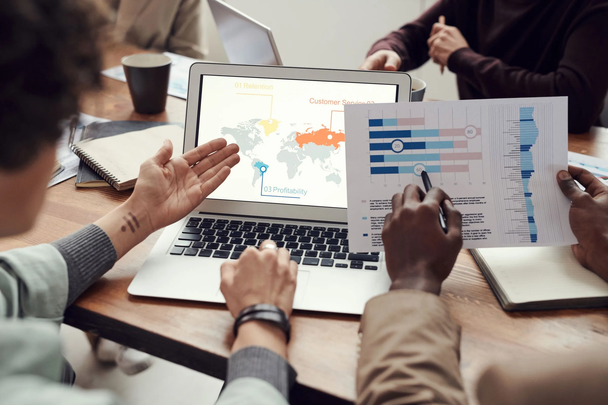 Tangan bekerja di laptop dengan laporan data