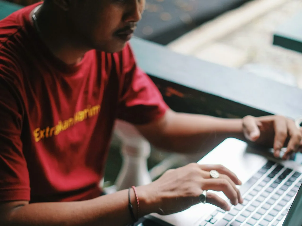 Peserta mengetik di laptop