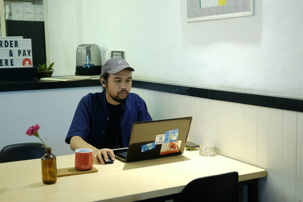 Pegawai bekerja dengan laptop di meja kantor